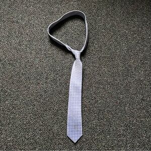 BRAND Q Italian Made Shiny Light Pastel Blue Small Triangle Diamond Pattern Tie
